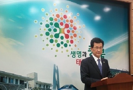 ▲ 이시종 충북도지사가 19일 오전 도청 브리핑실에서 중부고속도로 확장 문제와 관련해 기자회견을 하고 있다. ⓒ뉴데일리