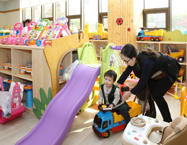 ▲ 희망장난감도서관을 찾은 부모와 아이가 장난감을 가지고 즐기는 모습. 사진제공=충주시