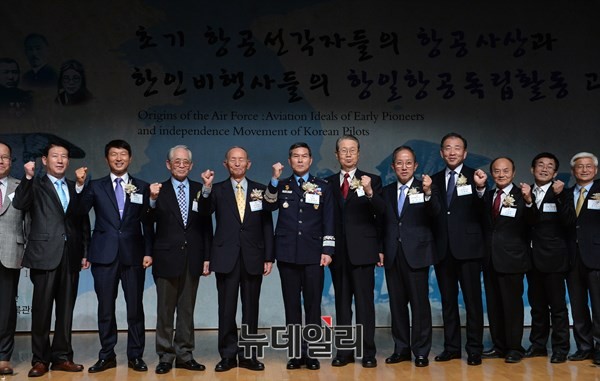 ▲ 제2회 공군역사재단 학술회의기념촬영 모습.ⓒ뉴데일리 정상윤 사진기자