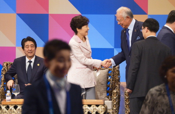 ▲ 박근혜 대통령이 18일(현지시간) 오후 마닐라 필리핀국제컨벤션센터(PICC) 열린 `APEC 기업자문위원회(ABAC)와의 대화` 전체회의에서 나지브 라자크 말레이시아 총리를 바라보며 인사를 나누고 있다. ⓒ청와대 제공