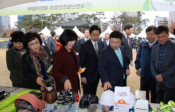 ▲ 권선택 대전시장이 어린이들과 함께 안전체험을 하고 있다. 사진제공 대전시 ⓒ뉴데일리