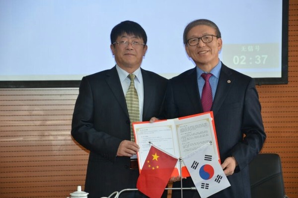 ▲ 윤여표 총장이 중국 곤명이공대와 학술교류를 위한 협약을 체결한 뒤 기념촬영하고 있다. 사진제공 충북대 ⓒ뉴데일리