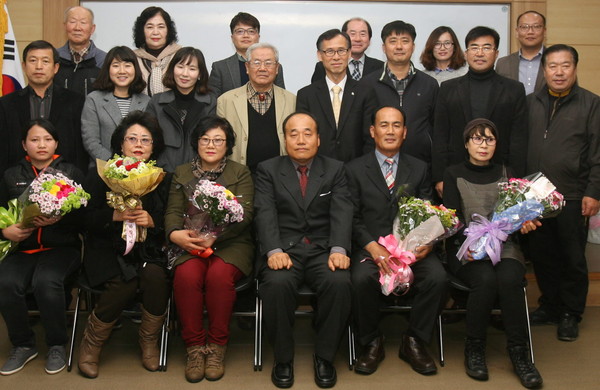 ▲ 단양야간학교 졸업생들과 자원봉사 교사들 모습. 사진제공=단양야갼학교