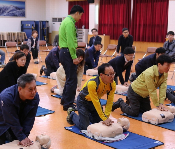 ▲ 단양군청 공무원들이 전문 강사의 지도로 심폐소생술을 익히고 있다. 사진제공=단양군
