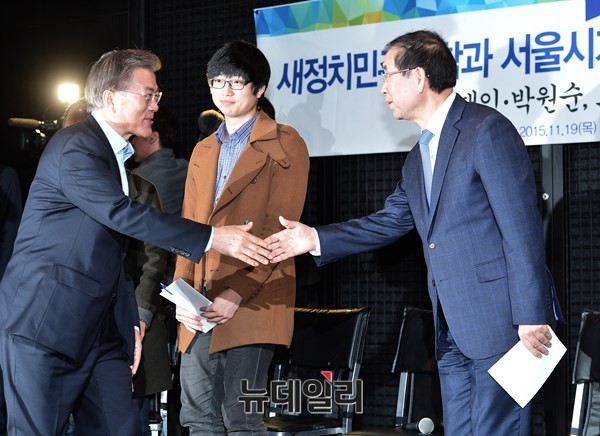 ▲ 새정치민주연합 문재인 대표와 박원순 서울특별시장이 19일 서울시청 지하2층 바스락홀에서 열린 청년간담회에 앞서 악수를 나누고 있다. ⓒ뉴데일리 정상윤 기자