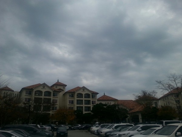 ▲ 기상청, 오늘날씨예보, 흐리고 곳에 따라 비. 설악산의 한 콘도에도 비가 내리면서 잔뜩 흐려있다ⓒ뉴데일리 스타 황용희