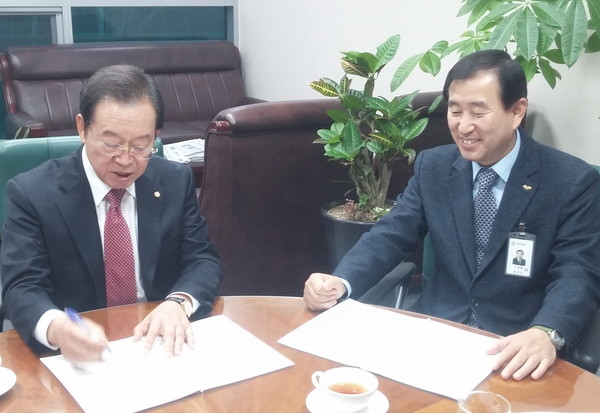 ▲ 조길형 충주시장(오른쪽)이 이종배 국회의원에게 지역 현안사업을 설명하고 있다.사진제공=충주시