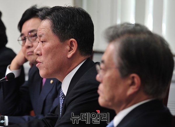 ▲ 새정치민주연합 주승용 최고위원이 20일 열린 최고위원회의에서 공조직을 무시하는 문재인 대표의 언행과 의사결정 방식을 비판하는 발언을 하고 있는 가운데, 좌우로 전병헌 최고위원과 문재인 대표가 발언을 경청하고 있다. ⓒ뉴데일리 이종현 기자