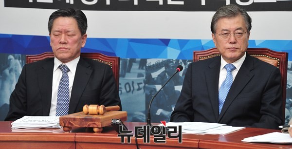 ▲ 20일 열린 새정치민주연합 최고위원회의에서 주승용 최고위원이 문재인 대표의 공개 사과를 촉구한 뒤 눈을 감고 생각에 잠겨 있고, 문재인 대표는 먼산을 바라보고 있다. ⓒ뉴데일리 이종현 기자