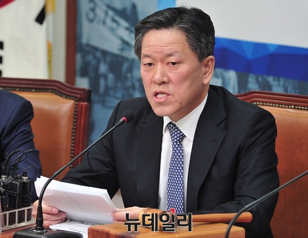 ▲ 새정치민주연합 주승용 최고위원이 20일 최고위원회의에서 공개 모두발언을 통해 문재인 대표의 공개 사과를 촉구하고 있다. ⓒ뉴데일리 이종현 기자