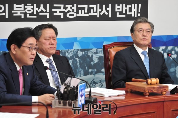 ▲ 새정치민주연합 주승용 최고위원이 20일 최고위원회의에서 공개 모두발언을 마친 뒤 전병헌 최고위원의 발언 순서에 눈을 질끈 감고 고뇌에 잠겨 있다. ⓒ뉴데일리 이종현 기자