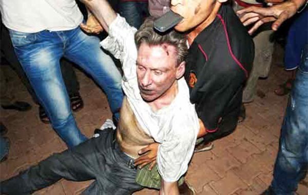 ▲ 2012년 9월 11일(현지시간) 리비아 벵가지에서 폭도들에게 공격당한 크리스토퍼 스티븐스 美대사가 사람들에 의해 후송되는 모습. 그는 결국 숨졌다. ⓒ테러조직 감시단체 '지하드 워치' 홈페이지 캡쳐