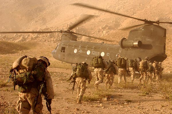 ▲ 2001년 9.11테러 직후 미국은 '테러와의 전쟁'을 선포하고 즉각 아프가니스탄으로 쳐들어갔다. 사진은 아프가니스탄에 투입되는 美육군 제10산악사단 장병들. ⓒ위키피디아 공개사진.