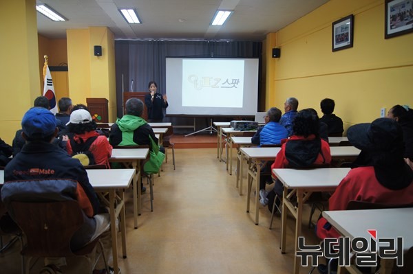 ▲ 군위지역자활센터는 국민연금공단과 함께 지난 19일 군위지역자활센터 교육장에서 군위군 희망·내일키움통장 대상자 20여명을 대상으로 ‘올 하반기 자립역량교육’을 실시했다. ⓒ군위군 제공