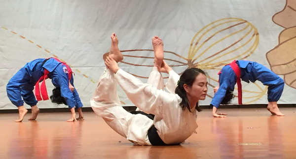 ▲ 충주시 연수동 '기체조교실' 회원들이 체조를 선보이고 있다.사진제공=충주시