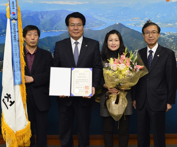 ▲ 이근규 시장(왼쪽 두번째)과 공무원들이 수상 후 기념촬영을 하고 있다.사진제공=제천시