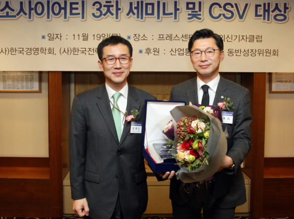 신동휘 CJ대한통운 부사장(오), 문동민 산업통상자원부 과장(왼)ⓒCJ대한통운