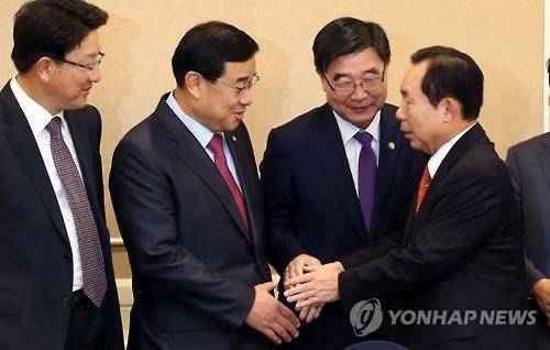▲ 이인제(오른쪽) 최고위원 겸 노동시장 선진화특위 위원장이 20일 오전 국회 의원식당에서 열린 당정협의에서 이기권(오른쪽 두번째부터) 고용노동부 장관, 새누리당 김정훈 정책위의장, 권성동 환경위 여당 간사 등 참석자들과 인사하고 있다. ⓒ 연합뉴스