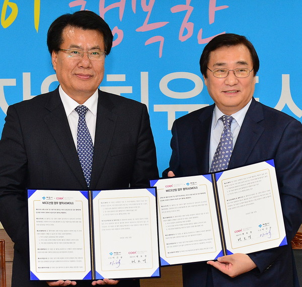 ▲ 이근규 제천시장(왼쪽)과 변보경 코엑스 대표가 MICE산업 활성화를 위한 업무협약을 가진 모습.사진제공=제천시