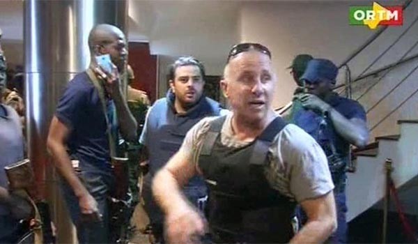 ▲ 말리 호텔 테러 당시 말리 정부와 함께 인질구출작전을 준비 중인 미국과 프랑스 특수부대원들의 모습. ⓒ말리 현지 방송 ORTM 보도화면 캡쳐