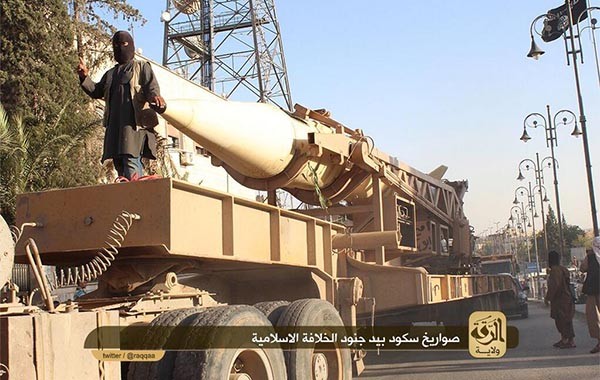 ▲ 테러조직 '대쉬(ISIS)'가 2014년 시리아 락까를 점령한 뒤 벌인 열병식에서 공개한 스커드 미사일.  테러조직 '대쉬(ISIS)'와의 싸움은 그렇게 쉬운 일만은 아니다. ⓒ대쉬(ISIS) 홍보 SNS 캡쳐