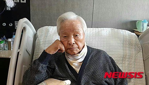 ▲ 김영삼 전 대통령이 22일 0시22분께 서거했다. 향년 88. 사진은 김영삼 전 대통령의 차남인 김현철 한양대 특임교수가 2014년 12일 자신의 페이스북에 "퇴원을 앞둔 아버지의 건강한 모습입니다^^"이라는 글과 함께 김영삼 전 대통령의 모습을 올린 사진.   ⓒ 뉴시스