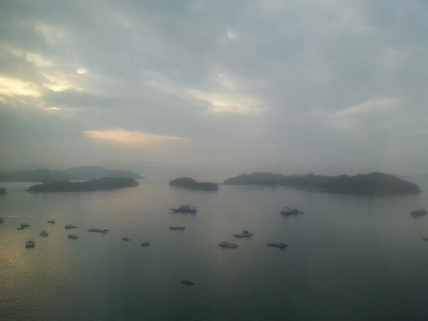 ▲ 기상청 오늘날씨예보, 흐리고 저녁부터 비온다. 여수의 히든베이호텔에서 바로본 여수 앞바다. 잔뜩 구름이 껴있다.ⓒ뉴데일리 스타 황용희