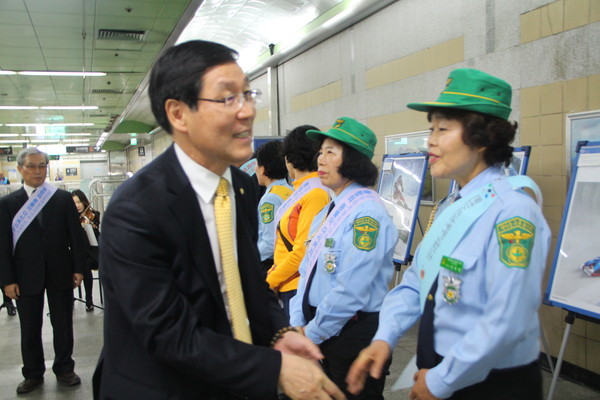 ▲ 김장실 의원이 사하구 지하철역사 안에서 교통안전캠페인을 하는 구민들에게 격려의 인사를 전하고 있다. ⓒ김장실 국회의원실