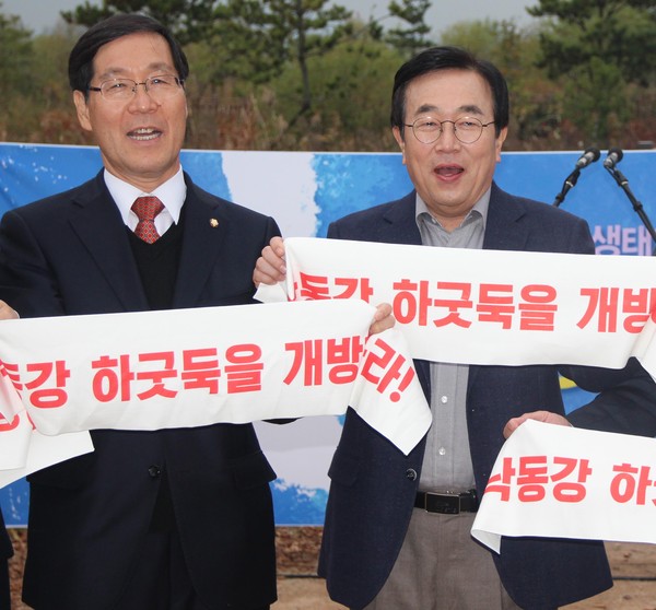 ▲ 부산시 낙동강하굿둑개방 추진위원회가 주최한 행사에서 김장실 의원(좌)이 서병수 부산시장(우)과 함께 '낙동강하굿둑개방' 추진운동에 동참하고 있다. ⓒ김장실 국회의원실