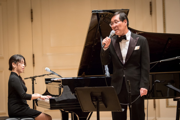 ▲ 지난 11월 4일 미국 뉴욕 카네기홀에서 '대중가요로 본 대한민국 근대사의 발전상'이라는 주제로 열린 콘서트에 김장실 의원이 주 공연자로 초청돼 한국 대중가요를 부르고 있다. ⓒ김장실 국회의원실