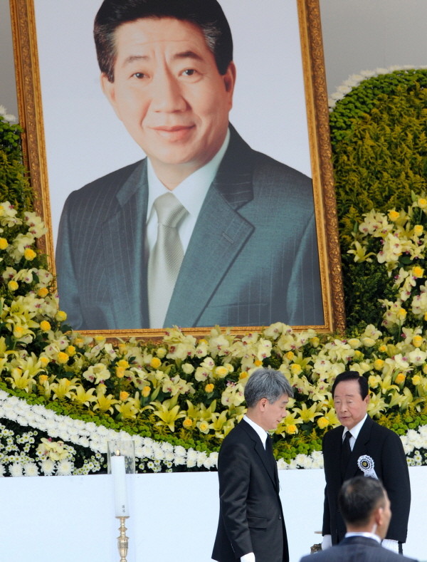 ▲ 노무현 전 대통령 사망 당시 조문하고 있는 김영삼 전 대통령. ⓒ뉴시스 사진DB