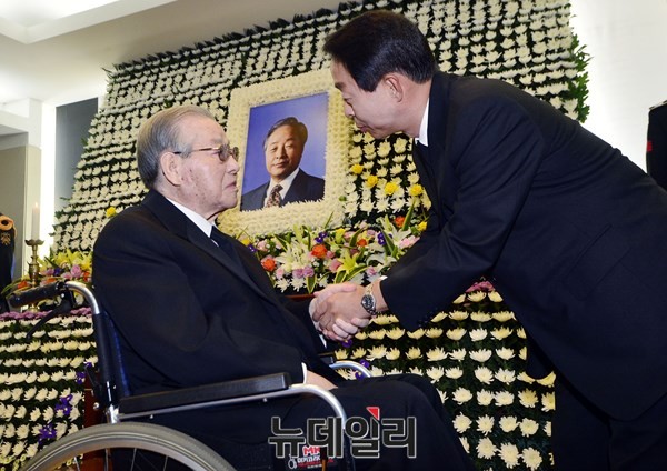 ▲ 김종필 전 국무총리가 22일 김영삼 전 대통령의 빈소를 찾아 조문하고 유족인 차남 현철 씨를 위로하고 있다. ⓒ사진공동취재단