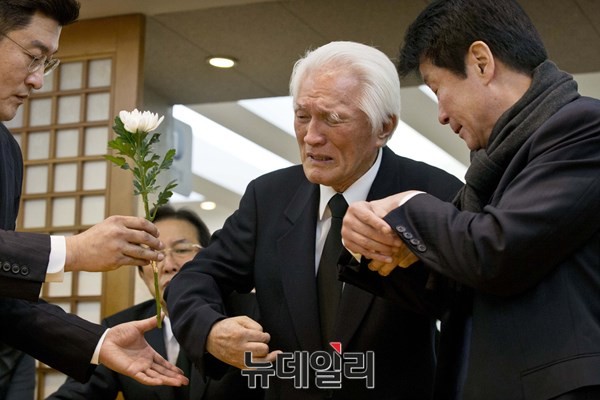 ▲ 김영삼 전 대통령의 오른팔로 불렸던 최형우 전 내무장관은 불편한 몸을 이끌고 장례식장에 도착해 주위를 안타깝게 했다. 그는 YS의 영정사진을 보자 끝내 주저앉아 울음을 터뜨리고 말았다. ⓒ뉴데일리 이종현 기자