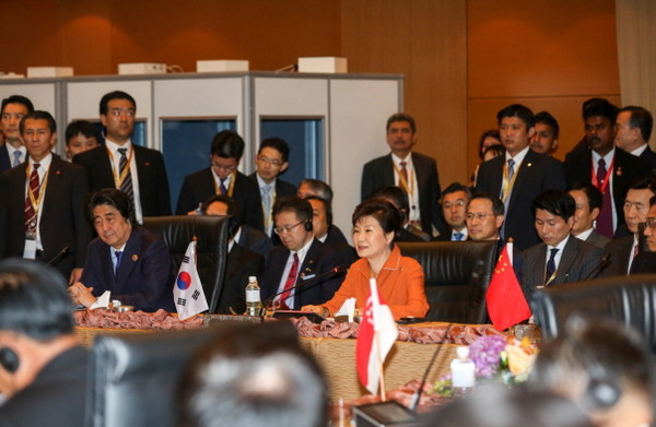 ▲ 박근혜 대통령이 21일 오후(현지시각) 제18차 ASEAN+3 정상회의에 참석하고 있다. ⓒ청와대 제공