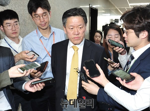 ▲ 새정치민주연합 주승용 최고위원이 취재진과의 문답에 답하고 있다. ⓒ뉴데일리 이종현 기자