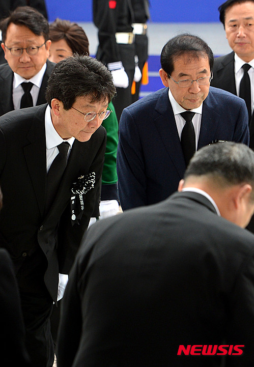 ▲ 유승민 새누리당 의원과 박원순 서울시장이 23일 오전 서울 용산구 전쟁기념관에서 열린 연평도 포격 도발 5주기 행사에서 헌화한 뒤 유족들에게 인사하고 있다. ⓒ뉴시스