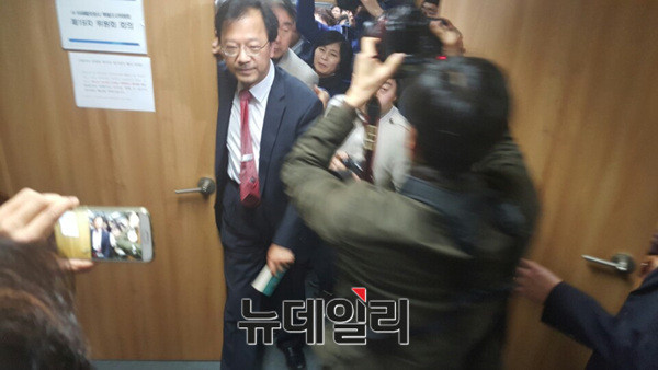 ▲ 특조위가  ’청와대 등의 참사대응 관련 업무 적정성 등에 관한 건‘에 대한 수정안을 받아들이지 않자, 여당측 차기환 위원이 사퇴의사를 밝히고 회의실을 나오고 있다. ⓒ뉴데일리 유경표 기자