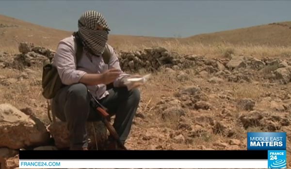 ▲ '캡타곤'을 가장 잘, 많이 만드는 곳은 불가리아 마약조직이지만, 그 유통은 대부분 터키, 레바논, 이집트를 거쳐 이라크, 시리아 등에서 소비된다. 사진은 '프랑스24' 방송이 시리아 접경에서 '캡타곤' 밀매범과 인터뷰한 장면. ⓒ프랑스24 관련보도 화면캡쳐