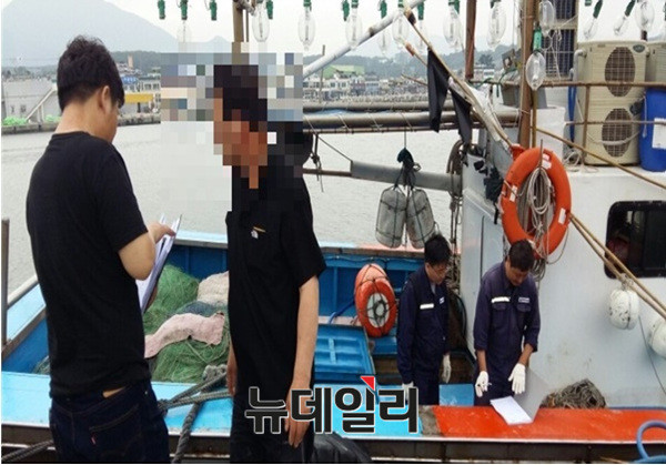 ▲ 해경이 오징어 채낚기 어선에 대해 단속을 벌이고 있는 모습. ⓒ국민안전처