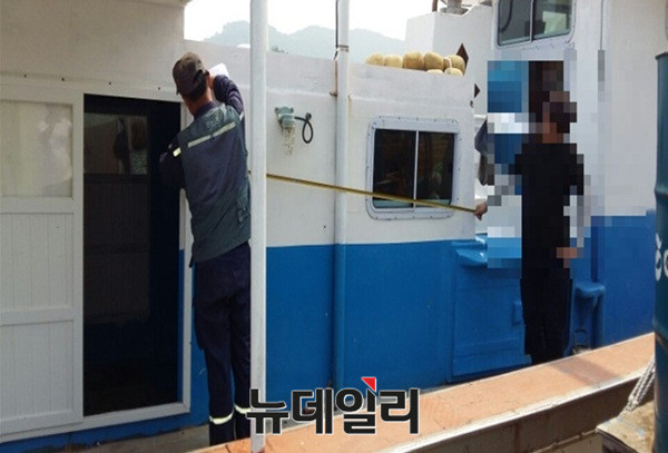 ▲ 해경이 어선 상부구조물에 대한 단속을 실시하는 모습. ⓒ국민안전처