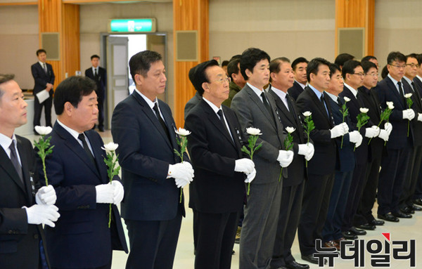 ▲ 고 김영삼 전 대통령 분향소가 경북도청 강당에 차려진 가운데 김관용 지사를 비롯한 도청간부 공무원들이 23일 분향소를 찾아 헌화분향했다.ⓒ경북도 제공