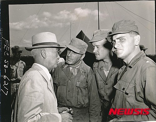 ▲ 미국 특파원들과 인터뷰하는 이승만 대통령(1950. 8. 17).  ⓒ 뉴시스