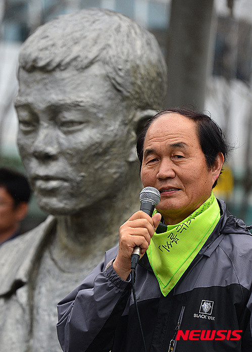 ▲ 지난 11월 8일 오전 서울 청계천 전태일다리에서 열린 전태일 열사 45주기 추모대회에서 이수호 전태일재단 이사장이 발언을 하고 있다.   ⓒ 뉴시스