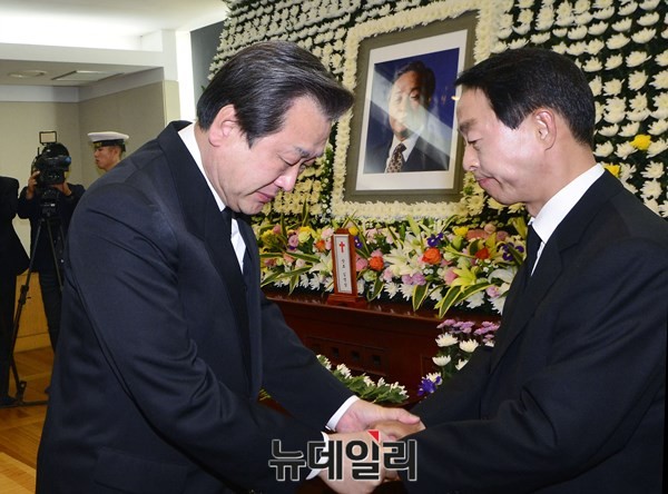 ▲ 새누리당 김무성 대표최고위원이 22일 김영삼 전 대통령의 빈소를 방문한 자리에서 유족인 차남 현철 씨의 손을 맞잡고 눈물을 흘리고 있다. ⓒ사진공동취재단