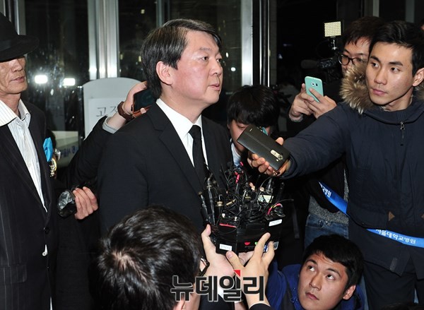 ▲ 새정치민주연합 안철수 전 대표가 22일 김영삼 전 대통령의 빈소가 차려진 서울대병원 장례식장을 찾아 문상을 하고 있다. ⓒ사진공동취재단