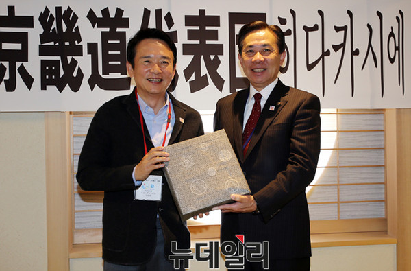 ▲ 일본내 우리역사인 고마군(高麗郡) 홍보와 신청사 건립 관련하여 일본을 방문 중인 남경필 경기도지사가 현지시각 22일 오후 일본 히다키시를 방문해 주요인사와 간담회를 하고 선물교환을 하고 있다. ⓒ경기도청제공