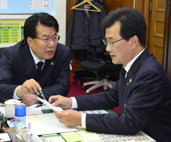 ▲ 이근규 제천시장(왼쪽)이 이시종 충북도지사와 이야기를 나누고 있다.사진제공=제천시