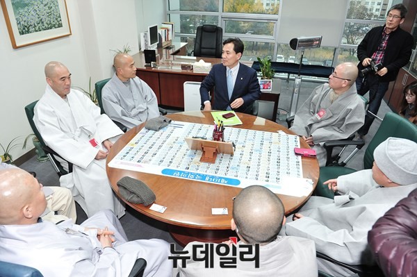 ▲ 조계사 승려들이 23일 새누리당 김진태 의원실에 항의 방문했다. ⓒ뉴데일리 이종현 기자