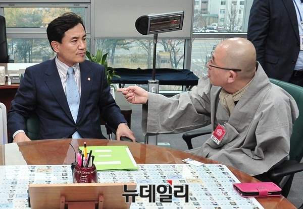 ▲ 조계사 승려들이 23일 새누리당 김진태 의원실에 항의 방문했다. ⓒ뉴데일리 이종현 기자