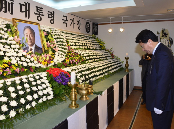 ▲ 이근규 제천시장이 고 김영삼 전 대통령 분향소를 찾아 조문을 하고 있다.사진제공=제천시